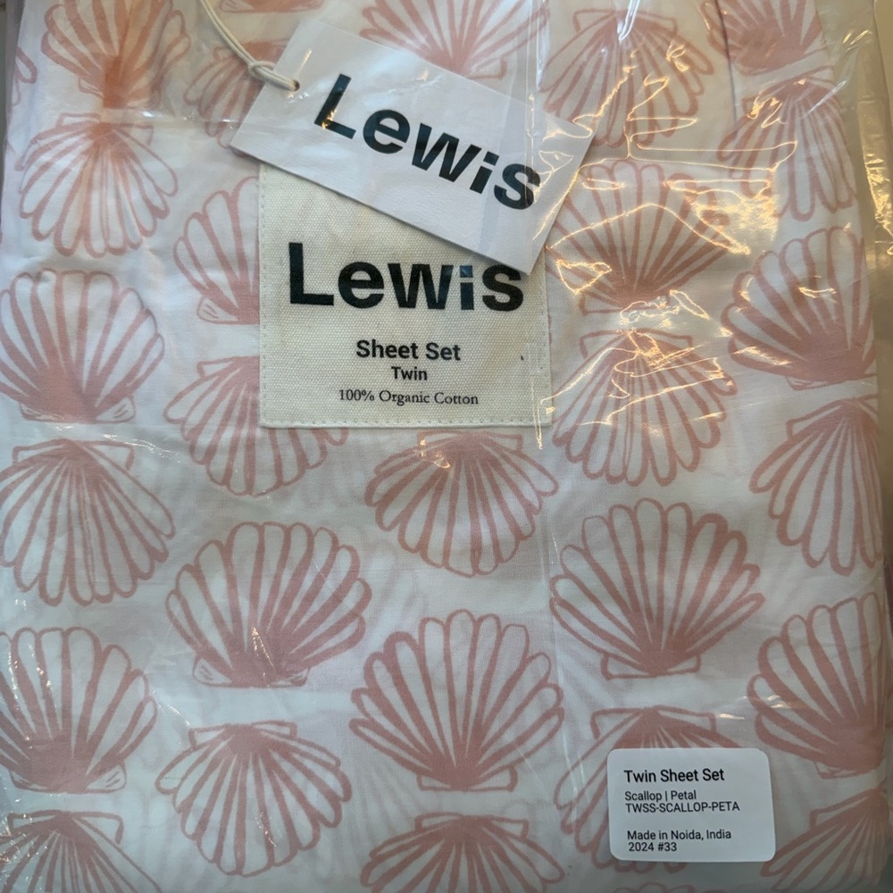 Lewis Twin Sheet Set with Pink Scallop Design NWT